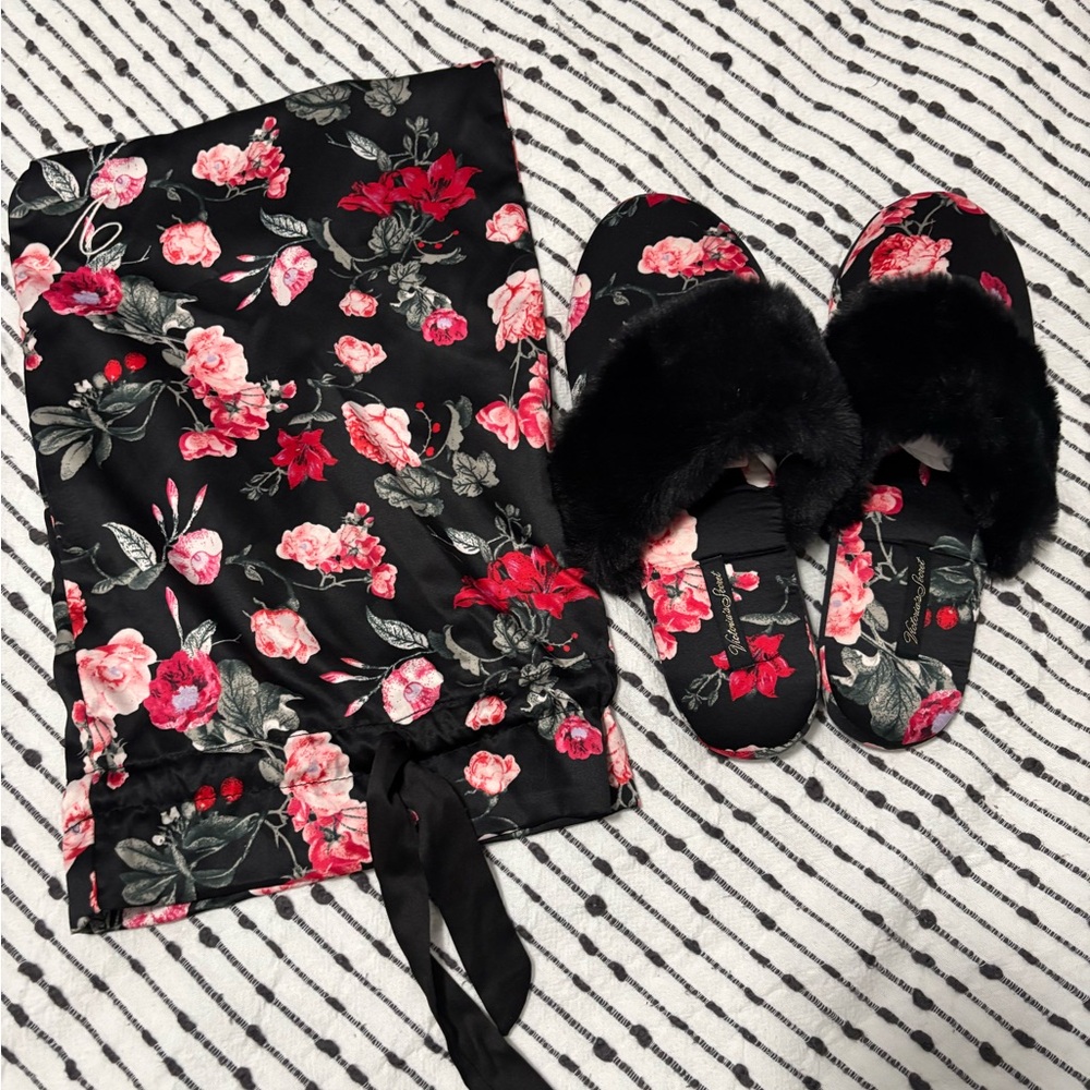 NWT Victoria’s Secret Signature Satin Slipper